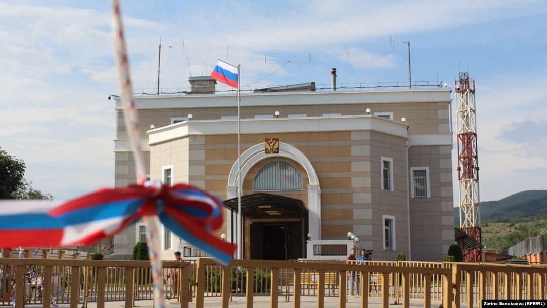Согласно заявлению посольства России в Южной Осетии, по данным на 14:00 в Цхинвале проголосовало 1252 человека