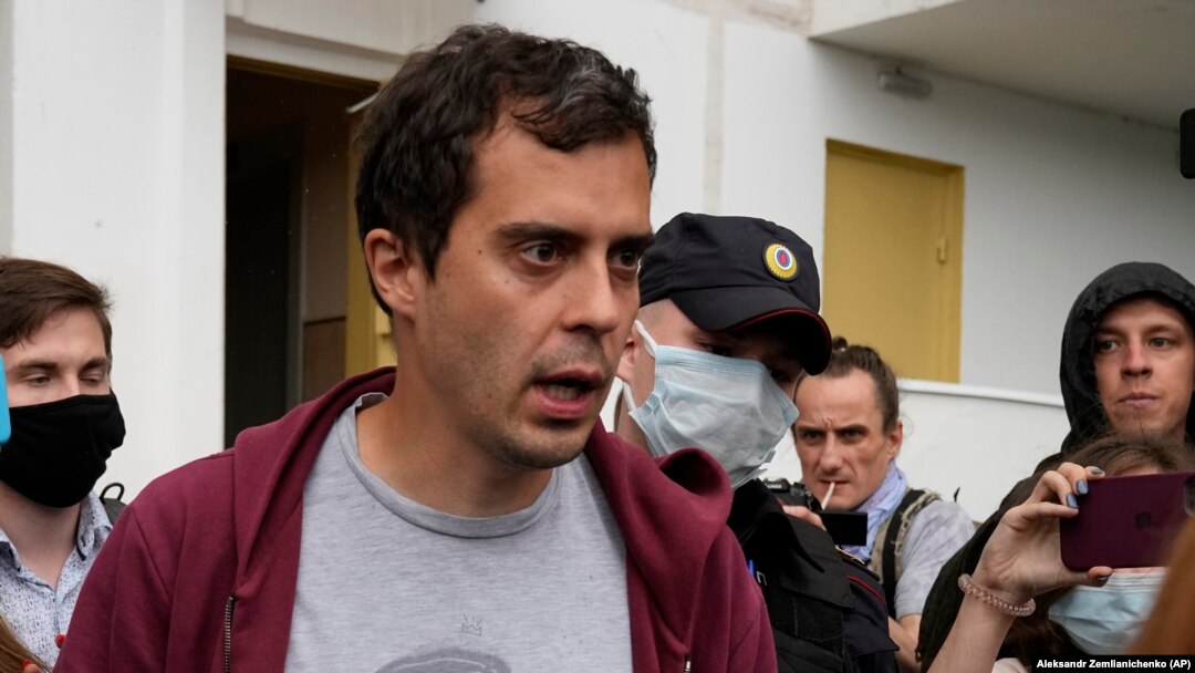 Roman Dobrohotov, redactor șef al platformei The Insider, părăsește sediul poliției, înconjurat de polițiști și jurnaliști - 28 iulie 2021