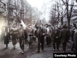 Manifestanți în centrul Timișoarei îndreptându-se spre sediul Partidului Comunist din oraș în dimineața de 17 decembrie 1989.