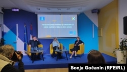 Jovana Kolarić, istraživačica Fonda za humanitarno pravo (desno), Marijana Čestić Jelovac, pravna analitičarka Fonda za humanitarno pravo i Sead Spahović, advokat, na predstavljanju izveštaja o suđenjima za ratne zločine Fonda za humanitarno pravo, Beograd, 30.4.2026.