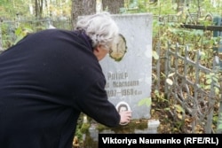 Почти 30 лет Маргарита Шкарлат убирается на кладбище репрессированных одна