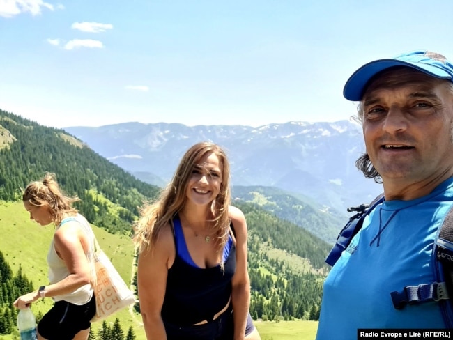 Kosovë: Sharkia Valentia, turiste nga Çekia, duke shijuar malet e Rugovës, e shoqëruar nga guida Fatos Katazolli (15 korrik 2021)