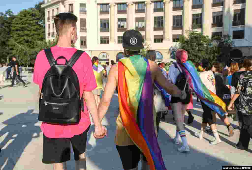 Doi tineri participă la marșul Bucharest Pride.