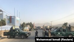  Авганистанските полицајци чуваат стража на местото на експлозијата во Кабул, 13 септември 2017 година