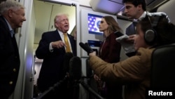 Дональд Трамп беседует с журналистами о своих взглядах на Западное полушарие, Венесуэлу и интересы США на борту самолета Air Force One. 4 января 2026 года