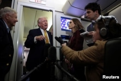 Порезидент США Дональд Трамп коментує операцію у Венесуелі на борту літака, що прямував 4 січня 2026 року з Флориди до Вашингтону