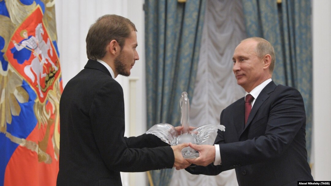 Александр Демахин получает премию "Учитель года" из рук Путина