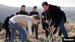 Sirijski predsjednik i njegova supruga fotografisani u decembru 2020. dok su sadili drveće u mjestu Drajkiš
