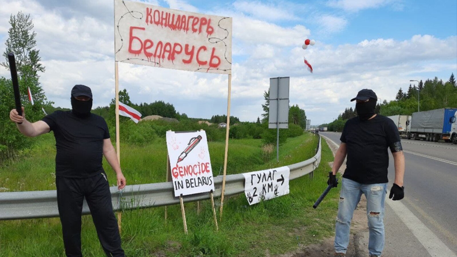 Активисты изображают ОМОН, избивавший участников прошлогодних акций протеста