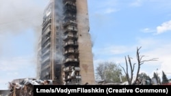 У поліції уточнили, що о 10:17 російські військові скинули на місто дві 500-кілограмові керовані бомби: одна влучила у багатоповерховий будинок, інша – поряд