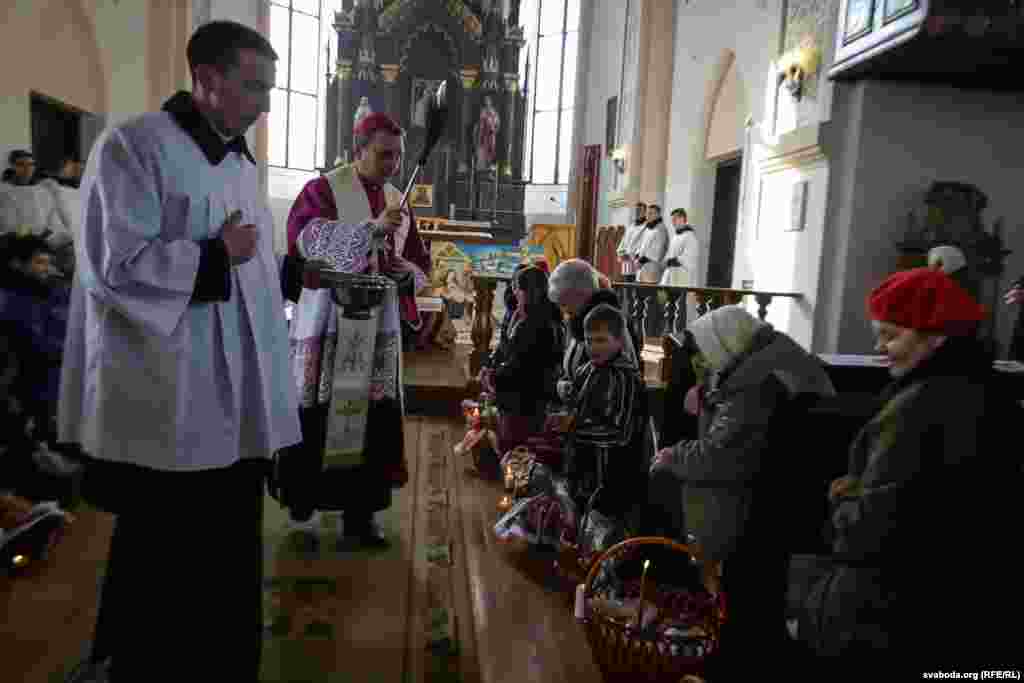 Біскуп бласлаўляе вялікодную страву