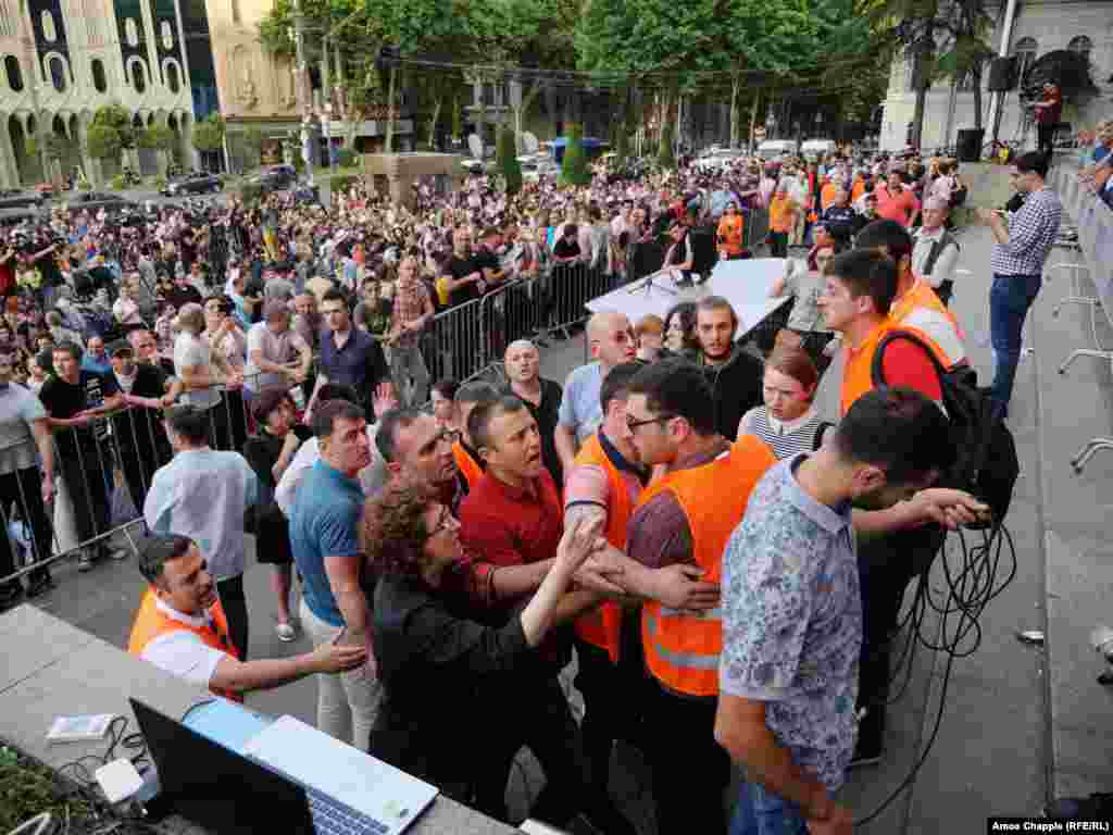 Spiritele s-au încins atunci când politicieni de opoziție au încercat aparent să aibă acces la scenă și să se adreseze protestatarilor. Apariția lui Gavrilov în Parlament, pe 20 iunie, a provocat reacții puternice din partea membrilor opoziției, a studenților activiști și altor persoane, adunate în câteva mii pe străzile capitalei.