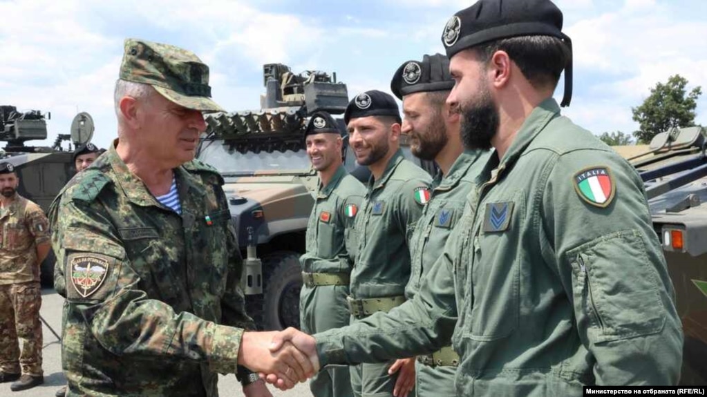 Председателят на военния комитет на НАТО адмирал Джузепе Каво Драгоне се среща с военните от многонационалната бойна грипа, разположена в България, 15 юли 2025 г.