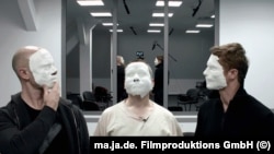 Съемочная группа фильма "Анамнез" надевает маски в Бранденбургской тюрьме