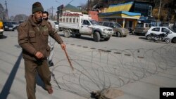 Pamje e një pjesëtari të policisë së Indisë duke vënë pengesë teli