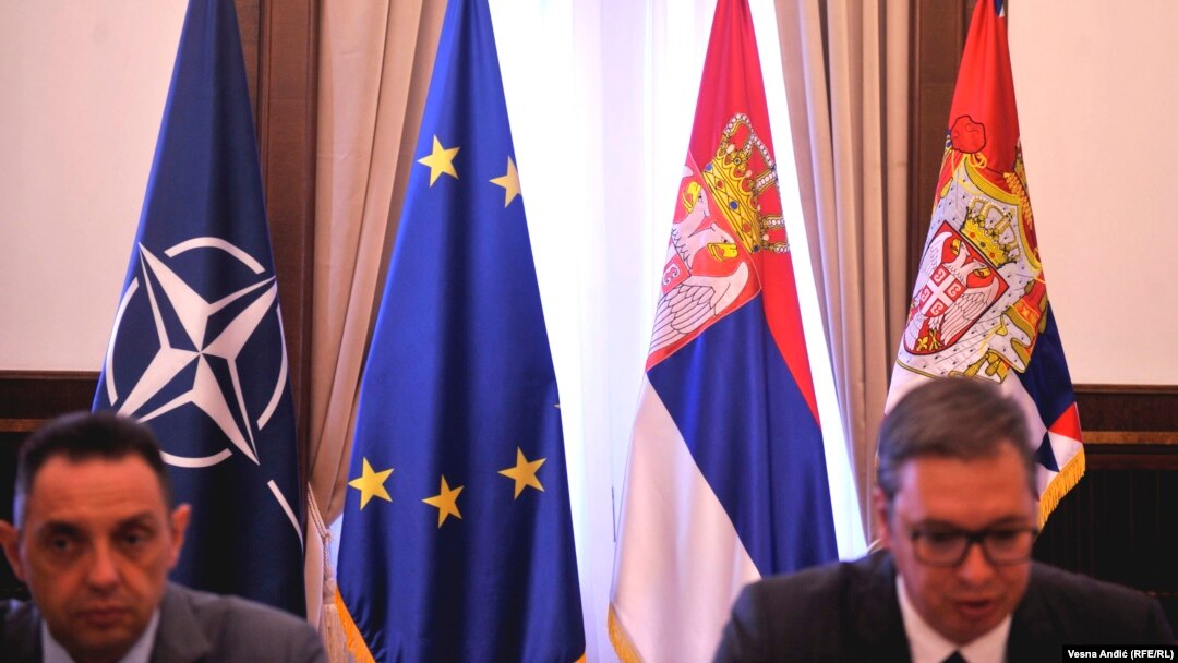 Srpski ministar odbrane Aleksandar Vulin i predsednik Srbije Aleksandar Vučić ispred zastave NATO, EU i Srbije, Beograd