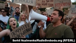 «Я написав про килим, а наступного дня почали спускати розпорядження, проводити інформування особового складу: ніякої участі в політичних заходах, в тому числі і в соцмережах. Типу це сіє розбрат тощо» – один з військовослужбовців ЗСУ в коментарі Радіо Свобода 