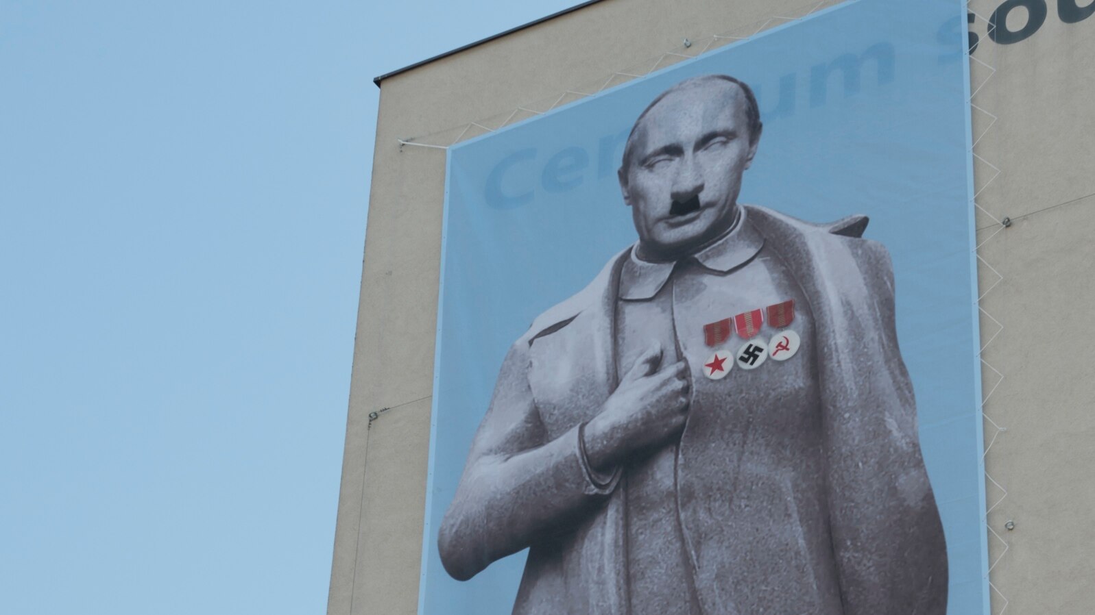 Плакат с изображением Владимира Путина в образе "сверх-диктатора" на стенах пражской галереи DOX (Ян Славик, DOX).
