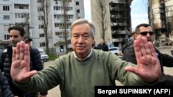 Antonio Guterres la Borodianka, regiunea Kiev, unde au fost documentatem presupuse crime de război comise de trupele ruse, 28 aprilie 2022.