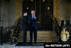 Президент США Дональд Трамп вітає президента України Володимира Зеленського у своїй резиденції Мар-а-Лаго в Палм-Біч, штат Флорида, CША, 28 грудня 2025 року