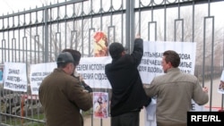 Баспанасыз офицерлер Алматы гарнизонының аудандық пайдалану бөлімшесінің алдында наразылық акциясын өткізді. 18 қараша 2008 ж.