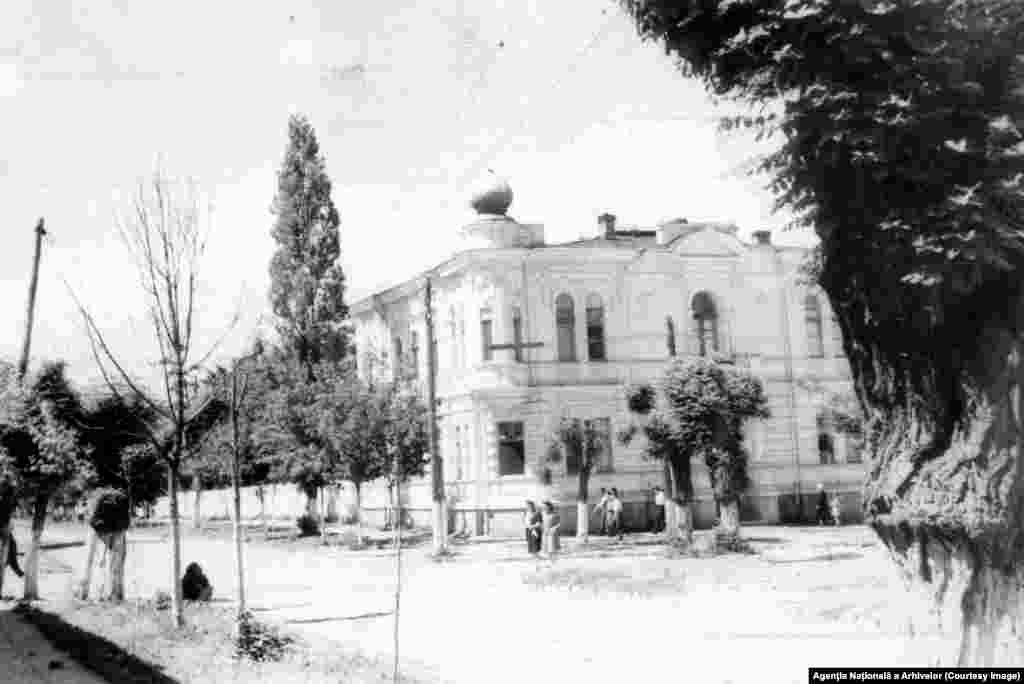 Vila urbană a lui Alexandru Mimi este un monument de arhitectură de importanță națională, inclusă în Registrul monumentelor de istorie și cultură al municipiului Chișinău. Aceasta se află în centrul istoric al orașului, pe strada București, 106 A. Construită în 1870 de către Alexandru Mimi, tatăl viitorului gubernator al Basarabiei și al renumitului vinificator Constantin Mimi, vila dispune de 16 camere și este realizată în stil neobaroc. La începutul secolului XX, clădirea a fost închiriată Direcției Accize a Guberniei Basarabia, iar în 1940 a devenit sediul Spitalului de Copii. În prezent, vila lui Mimi este recunoscută ca un monument de arhitectură de mare valoare istorică și culturală.