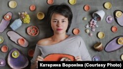 Катерина зі своїми виробами