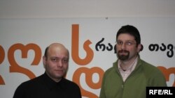 სიმონ ჯანაშია (მარჯვნივ), ექსპერტი განათლების საკითხებში და ზვიად მიმინოშვილი, მე-14 საჯარო სკოლის დირექტორი