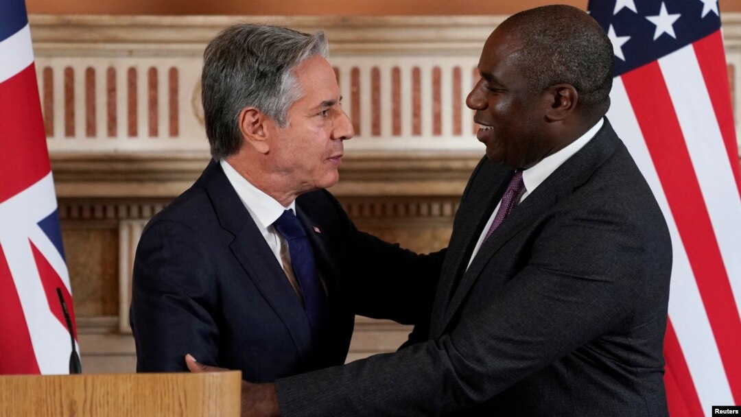 Secretarul de stat al SUA Blinken îl salută pe ministrul britanic de externe David Lammy la Londra, pe 10 septembrie.