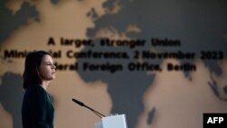 Ministra germană de Externe, Annalena Baerbock, ține un discurs la începutul unei Conferințe ministeriale privind extinderea și reformele UE, Berlin, 2 noiembrie 2023.