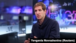 In March Dozhd's chief editor, Tikhon Dzyadko, said that he and several other Dozhd journalists had left Russia due to safety concerns. 