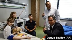 Antoni Blinken (sağda) Kiyevdə uşaq xəstəxanasında Xersondan olan uşaqlarla görüşüb