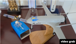 Макет українського далекобійного безпілотника «Лютий» у кабінеті Андрюса Кубілюса