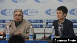 Экс-муфтий Чубак Жалилов менен Уланбек Эгизбаев жаш журналисттер менен жолугушуу учуру. 7-март, 2015-жыл.
