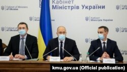 Прем'єр-міністр України Денис Шмигаль (посередині) і міністр охорони здоров'я Віктор Ляшко (праворуч)