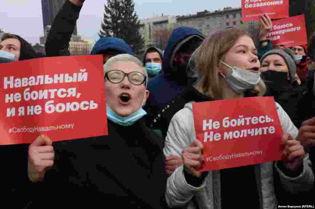 &quot;Навальный қорықпайды, мен де қорықпаймын&quot;, &quot;Қорықпа, үнсіз қалма&quot; деген жазу жазылған плакаттар ұстап тұрған Новосібір тұрғындары.&nbsp;
