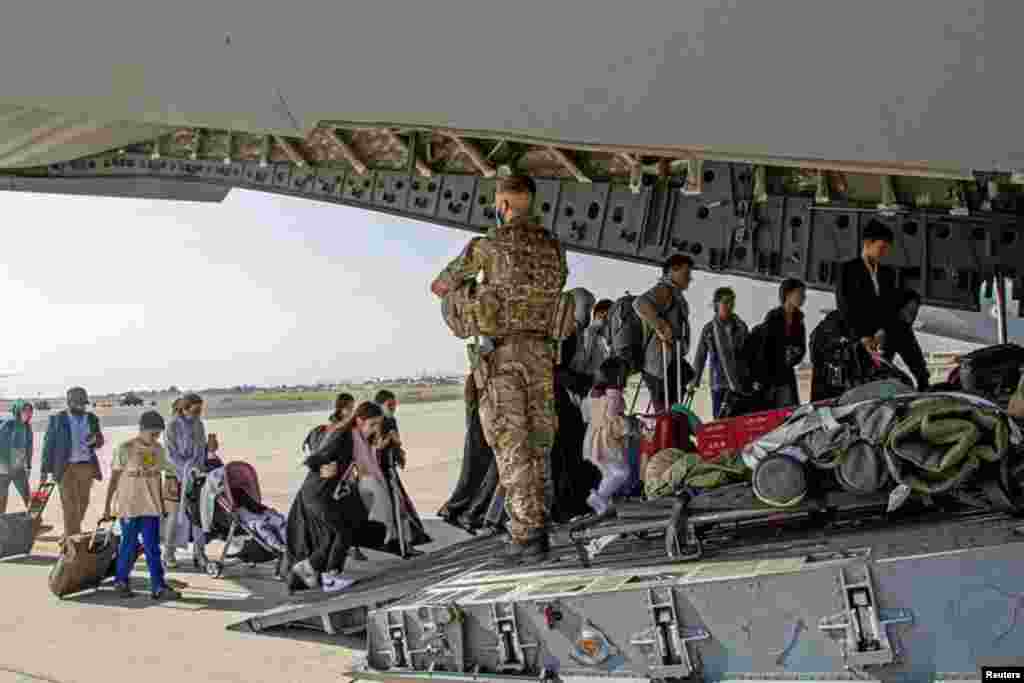 Cetățenii britanici și locuitori cu dublă cetățenie din Afganistan se îmbarcă într-un avion militar pe aeroportul din Kabul, Afganistan, 16 august. &nbsp;