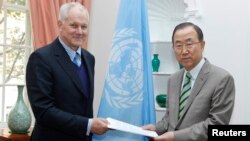 آکه سلستروم (چپ)، رییس تیم بازرسان سازمان ملل گزارش خود را به بان کی مون تحویل داده است.