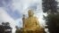 Далат қаласындағы ең биік белестердің біріне орнатылған Будда мүсіні.