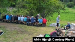 Turistët nga vende të huaja në fshatin Palç.