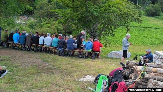 Turistët nga vende të huaja në fshatin Palç.