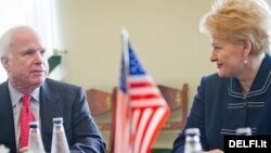 Джон Маккейн і Даля Грыбаўскайце