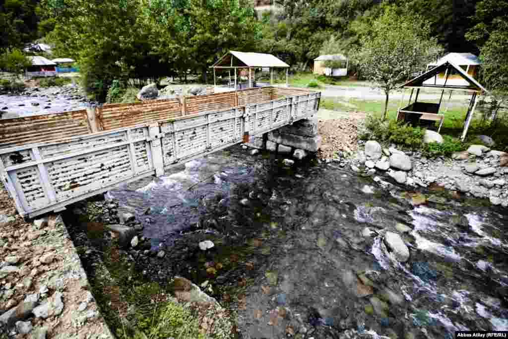 Toğanalı kəndini iki yerə bölən Kürəkçay və üzərinə qoyulmuş "körpü".