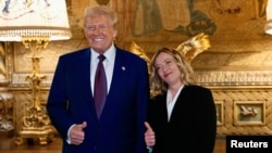 Архіўнае фота. Дональд Трамп і Джорджа Мэлёні, Флорыда, 4 студзеня 2025 году