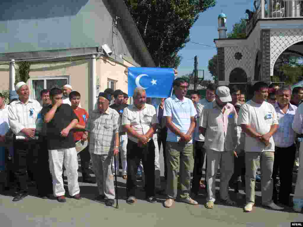 Komemoracija - Kazahstan - Ljudi kod džamije Sultan Kurgan tokom komemoracije za Ujgure poginule u Sinđangu (Kina), 13. avgust 2009. U etničkim sukobima u Urumčiju, glavnom gradu kineske provincije Sinđijang, poginule su 192 osobe, a povređeno 1.680 ljudi. Peking je saopštio da su tri četvrtine nastradalih pripadnici većinskih Han Kineza, a ostali pripadnici manjinskog stanovništva, muslimanskih Ujgura. 