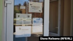 La intrarea în clădirea ce găzduiește micile afaceri