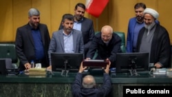 لحظه تحویل لایحهٔ بودجه سال ۱۴۰۵ ایران به محمدباقر قالیباف، رئیس مجلس شورای اسلامی، از سوی مسعود پزشکیان 