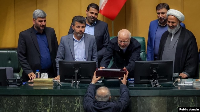 لحظه تحویل لایحهٔ بودجه سال ۱۴۰۵ ایران به محمدباقر قالیباف، رئیس مجلس شورای اسلامی، از سوی مسعود پزشکیان 