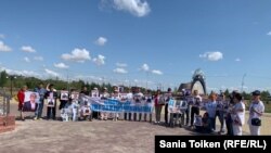 Собрание протестующих, требующих от властей освободить политических заключенных, на территории музейно-мемориального комплекса жертв политических репрессий и тоталитаризма «АЛЖИР». Акмолинская область, село Акмол, 16 августа 2019 года.