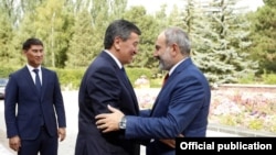 Премьер-министр Армении Никол Пашинян (справа) и президент Кыргызстана Сооронбай Жээнбеков 
